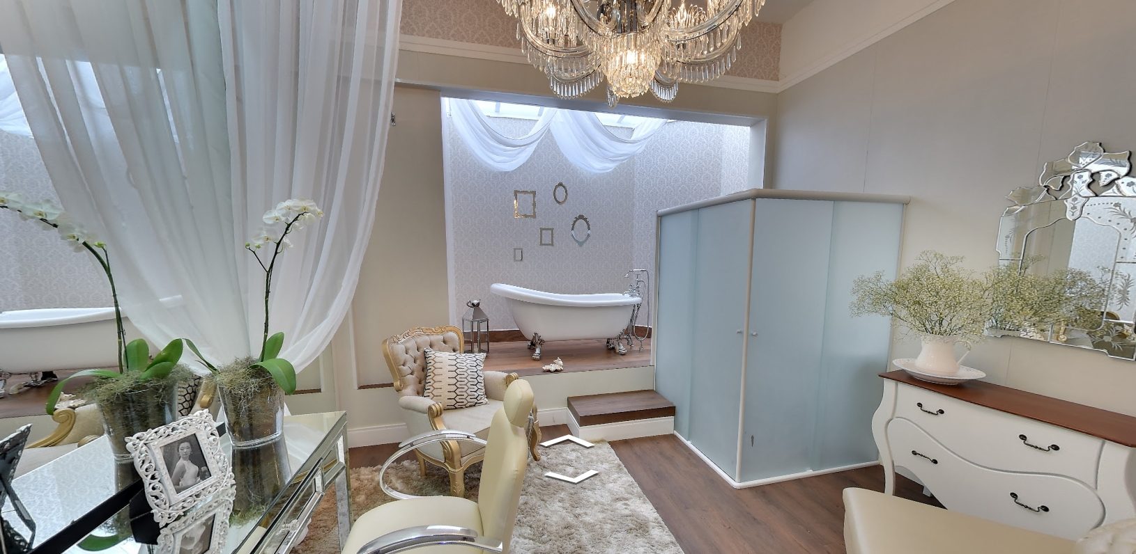 ARQUITETURA EUROPEIAInspirada na arquitetura dos melhores salões europeus, as salas de SPA esbanjam luxo e conforto para você e seus convidados.